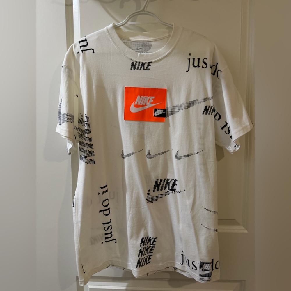 Men’s Nike white & black graphic tee size M